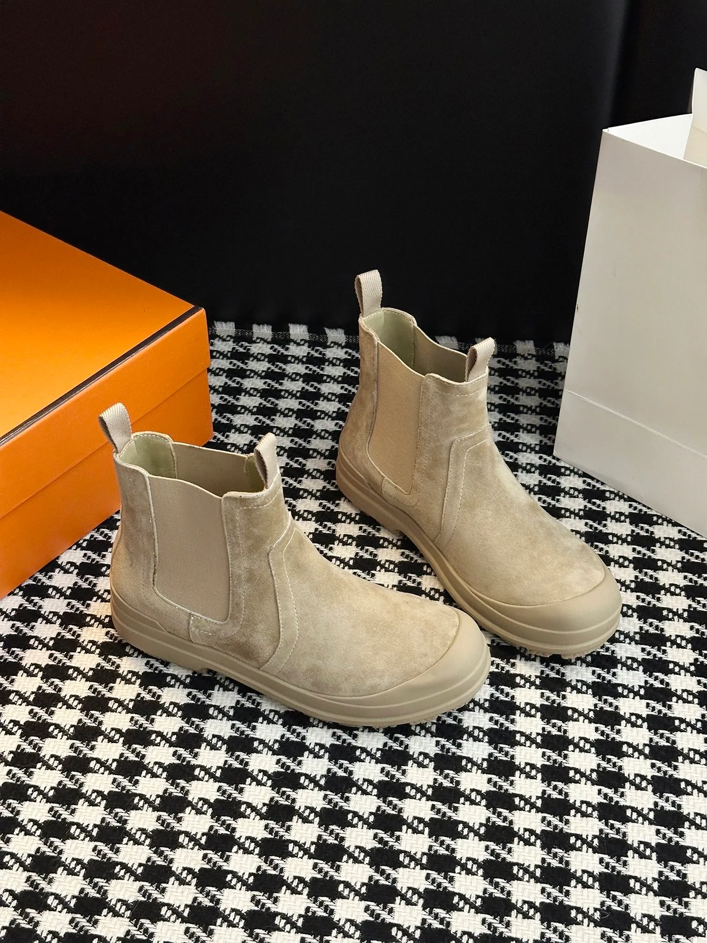 👟👟Ex-factory price 700👟👟 【𝐇𝐄𝐑𝐌𝐄𝐒Ankle boots】Exquisite workmanship, classic and yet individual, matching college style & simple style. yyds The key point is that it makes you taller and slimmer, which is really good news for small people. It makes you look slimmer and taller than ever yyds, good-looking ➢Shoe upper material: original customized cowhide + Yangjing noodles ➢Inner material: cowhide lining ➢Outsole material: original rubber sole ➢Color selection: black cowhide, black Yangjing, nude Yangjing ➢Optional code number: 35-40 (customized 40 is not returnable)